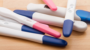 Schwangerschaftstests (verweist auf: Geburtenrate fällt auf den tiefsten Stand seit 2009) | Quelle: © Flora Panzner / Adobe Stock